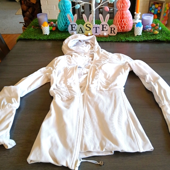 Lululemon Dance Studio Jacket Highly Sought After. Excellet Condition Size 6/8 - Picture 1 of 8